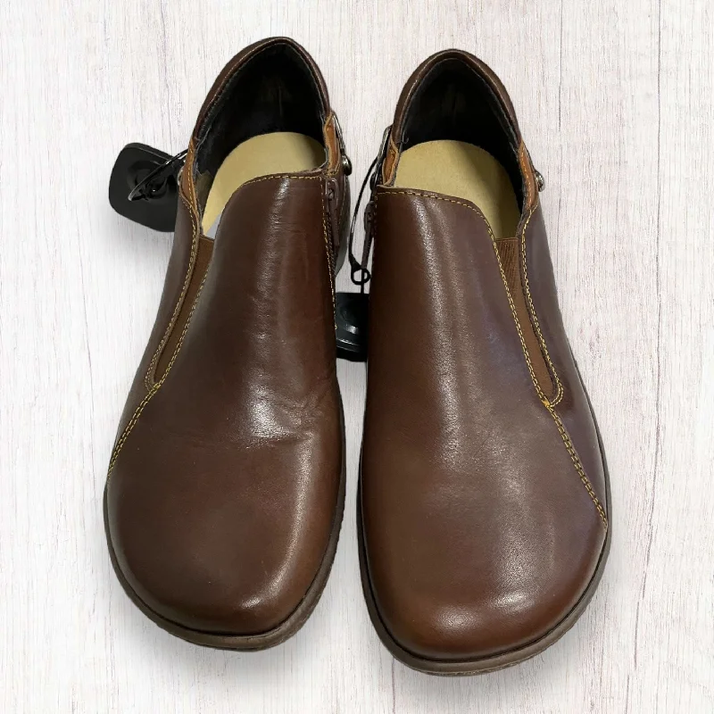 Brown Shoes Flats Naot, Size 8.5